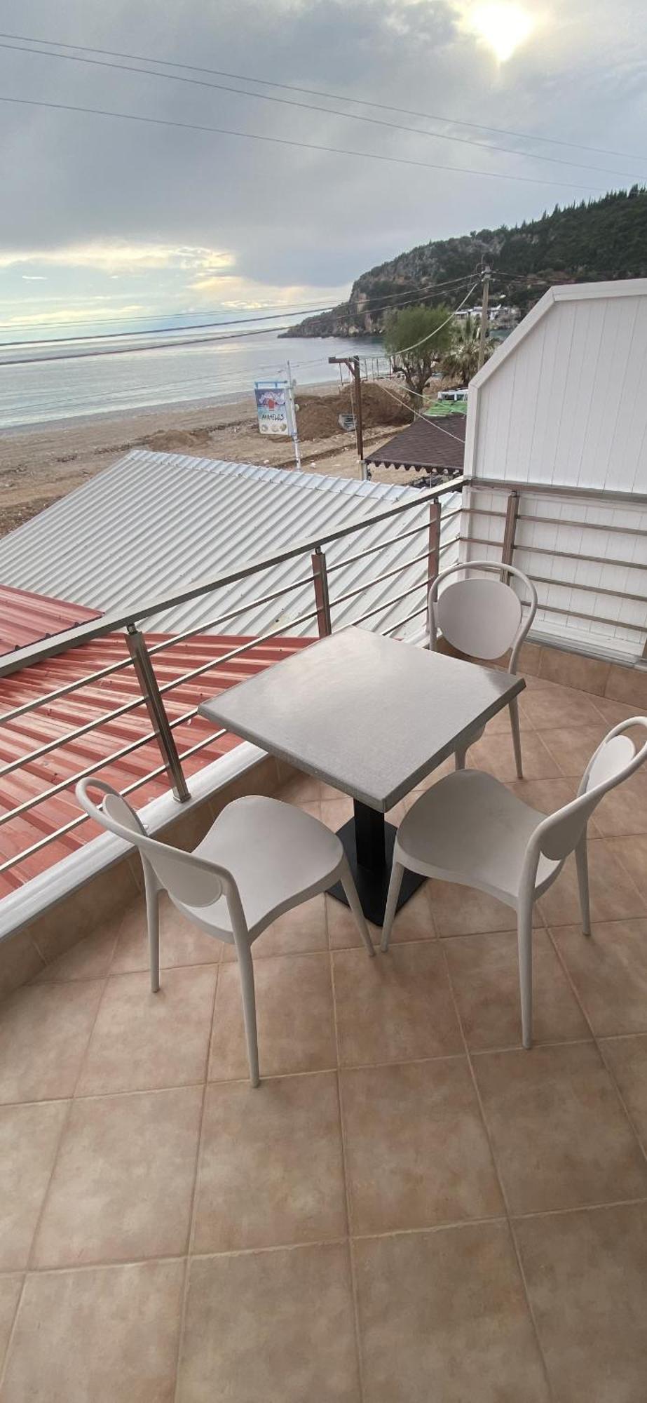Vangjelis Hotel Himare Esterno foto